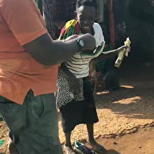 İlk defa ayakkabısı olan Ugandalı kadının sevinci