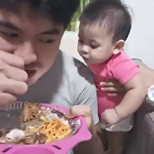 Babası yemek yerken şekilden şekle giren bebek