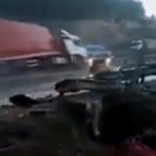 Kaygan yolda kontrolden çıkan TIR, köprüden aşağı böyle uçtu