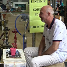 İş yerinin camına astığı yazıyı gören geliyor