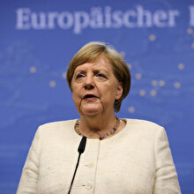 Şansölye Merkel yine titredi!