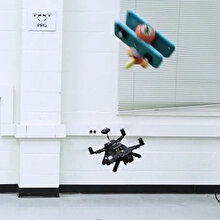 Kendisine fırlatılan nesnelerden kaçabilen akıllı drone