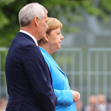Merkel korkutmaya başladı: Üç haftada üçüncü kez titredi