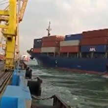 Kargo gemisi limana çarptı, yükleme kulesini yıktı