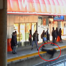 Tren geldiği sırada yaşlı kadını raylara iten zanlıya 5 yıl hapis!