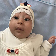 1 kilo 250 gramlık kitleyle doğan bebek yeniden hayata tutundu