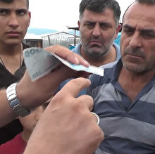 Polis ekipleri kurban pazarında sahte parayı uygulamalı olarak anlattı