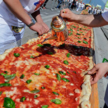 Napolili ustalardan rekor boyutta pizza: Tam 500 metre