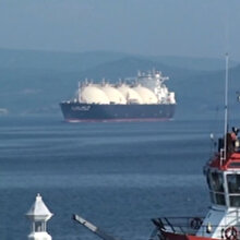 Dev tanker Çanakkale Boğazı'nı trafiğe kapattı