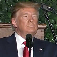 Donald Trump'ın saçında 'kaybolan' sinek