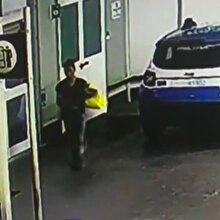 Polis arabasının kapı koluna şırınga iğnesi yapıştırıp kaçan şüpheli polisleri şaşırttı
