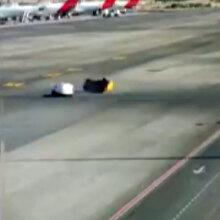 Bomboş pistte çarpışan dikkatsiz sürücülerin şaşırtan kaza anı