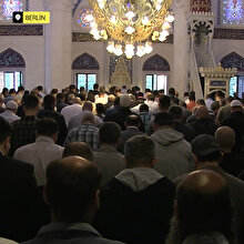 Dünyanın dört bir yanında camileri dolduran Müslümanların bayram namazı coşkusu