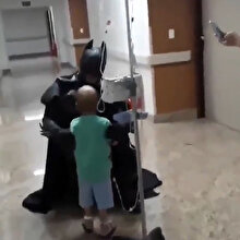 Kanser tedavisi gören çocuk için hastaneye Batman'i getiren koca yürekli insanlar