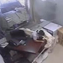 Kontrolden çıkan minübüs banka şubesine daldı