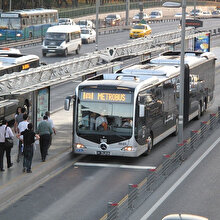 Metrobüste yangın paniği: Yolcular tahliye edildi