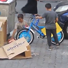 Çöpten karton toplayan çocuğa 'bisiklet sürprizi'