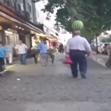 Kafasında 10 kiloluk karpuzla yürüyen adam görenleri şaşırttı