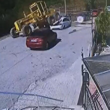 Freni boşalan greyderin park halindeki otomobili ezme anı