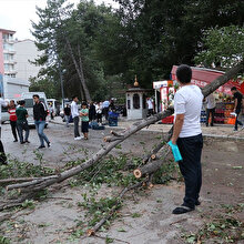 Elazığ'da hayrete düşüren fırtına