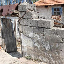 Tabae Antik Kenti’ndeki tarihi parçaları ev yapımında kullanmışlar