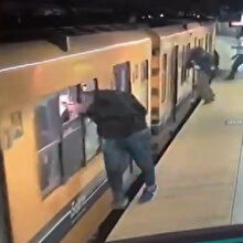 Tren camından içeri sarkıp telefonları çaldılar