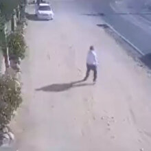 Üzerine hızla gelen otomobilden son anda kaçtı