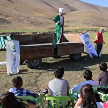 Traktör römorkunda çocuklara mutluluk dağıttılar