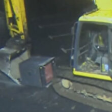 Çalıntı 'kepçe' ile ATM makinesini götüren hırsızlar