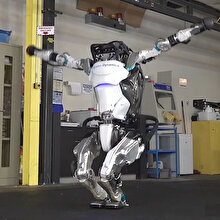 Sürekli daha atletik oluyor: İnsansı robot Atlas'ın şaşırtan yeni videosu