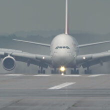 Dünyanın en büyük iki katlı yolcu uçağı A380'in muhteşem inişi