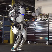 Boston Dynamics'in insansı robotu takla atarak son hünerlerini sergiliyor!