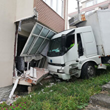 Evin içine giren kamyon deprem etkisi yarattı