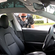 Trafik polisinin sürücüsüz Tesla'yı durdurması