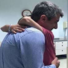 Doğuştan görme engelli olan 21 yaşındaki kız ilk defa anne ve babasını gördü
