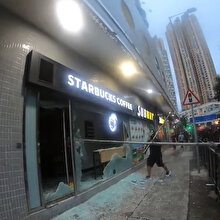 Hong Kong'da protestocular Starbucks'ın camlarını indirdi