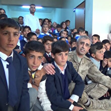 Ağrı’da yürekleri ısıtan görüntüler: Albay öğrencilere sarılıp şarkı söyledi