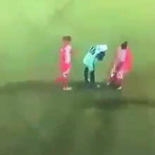 Maç esnasında başörtüsü açılan futbolcuya rakip takım oyuncularından anlamlı destek