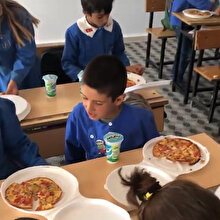 İlk defa pizza gören öğrenciden dünyanın en masum sorusu: Öğretmenim bu nasıl yeniyor?