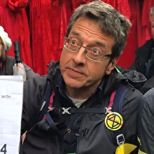 The Guardian köşe yazarı George Monbiot gözaltına alındı