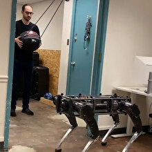 Aldığı tüm darbelere rağmen yeniden ayağa kalkabilen robot