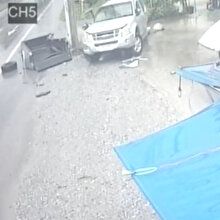 Elektrik direğine çarpan kamyonetin ortadan ikiye bölündüğü anlar