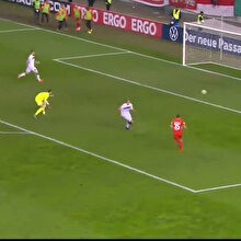 Dikkatsiz kaleciye unutamayacağı bir golle ders veren futbolcu
