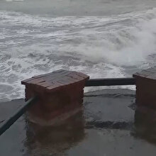 Karadeniz'de dalgalar sahili kapladı