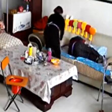 Eve gelen bakıcı 90 yaşındaki adamı böyle darp etti