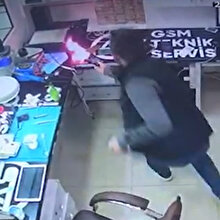 Tamir için bekleyen telefon bomba gibi patladı