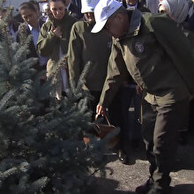 Cumhurbaşkanı Erdoğan 'Geleceğe nefes' kampanyasına katılarak fidan dikti