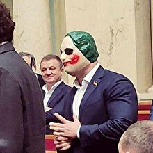 Ukraynalı vekilden parlamentoda 'Joker maskeli' protesto