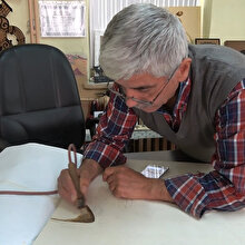 Ağacı yakarak sanat eserine dönüştürüyor
