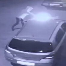 Park halindeki otomobilin kundaklanma anı kamerada